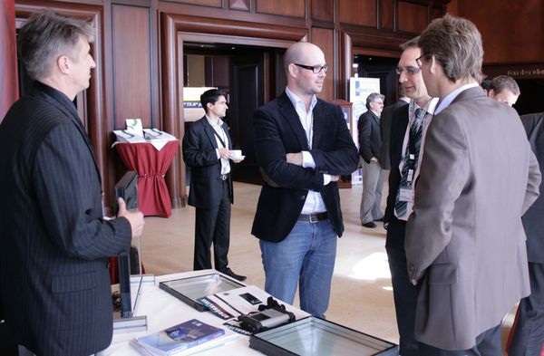 Angeregte Gespräche bei der Ausstellung im Foyer. - Matthias Rehberger, GLASWELT