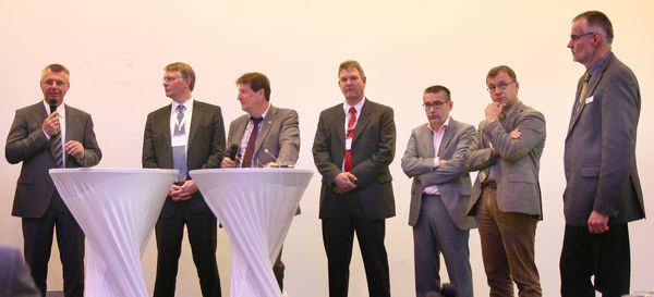 Die Referenten der Tagung bei der Diskussion (v. l.): Jörg Teller von der Rechtsanwaltsgesellschaft SMNG, Fensterbauer Delef Timm, Ulrich Tschorn vom VFF, Martin Wiesmann (Remmers), Peter Schober und Christoph Rellstab (Holzforschung Austria und Berner Fachhochschule) und Wolfgang Jehl vom ift. - Daniel Mund