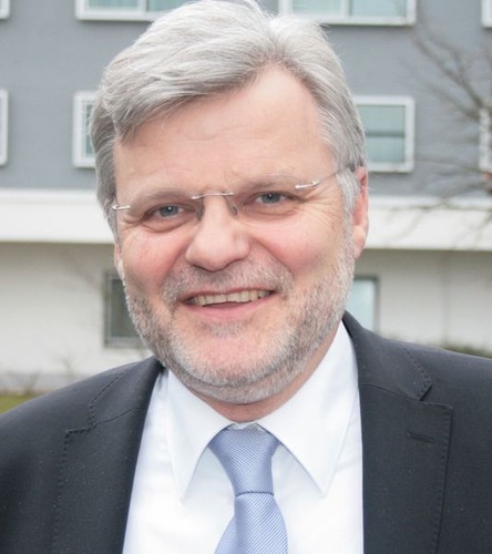 Der Autor: Wolfgang Böttcher, der, Leiter der Saint-Gobain Deutsche Glas GmbH - Matthias Rehberger, GLASWELT