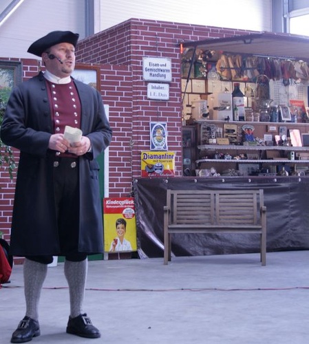 Als Auftakt gab der "Firmengründer Jonas Eilers" einen Abriss über das 1838 als Eisen- und Kolonialwarenhandlung gegründete Unternehmen und dessen Werdegang. - Matthias Rehberger, GLASWELT - © Matthias Rehberger, GLASWELT
Als Auftakt gab der "Firmengründer Jonas Eilers" einen Abriss über das 1838 als Eisen- und Kolonialwarenhandlung gegründete Unternehmen und dessen Werdegang. - Matthias Rehberger, GLASWELT - © Matthias Rehberger, GLASWELT