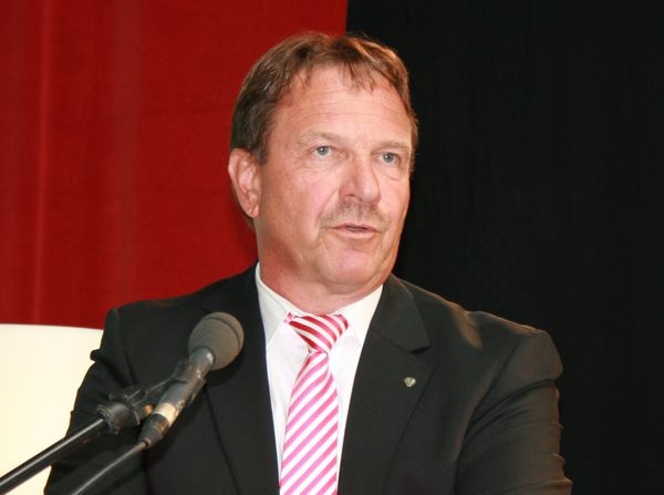 Jürgen Hoffmann, Leiter der Fenster- und Fassadentechnik von Rehau: “Die Partnerschaft zwischen unseren beiden Häusern ist etwas Besonderes und seit 45 Jahren von Treue, Zuverlässigkeit und nicht zuletzt Freundschaft gekennzeichnet.“ - Matthias Rehberger, GLASWELT - © Matthias Rehberger, GLASWELT
Jürgen Hoffmann, Leiter der Fenster- und Fassadentechnik von Rehau: “Die Partnerschaft zwischen unseren beiden Häusern ist etwas Besonderes und seit 45 Jahren von Treue, Zuverlässigkeit und nicht zuletzt Freundschaft gekennzeichnet.“ - Matthias Rehberger, GLASWELT - © Matthias Rehberger, GLASWELT