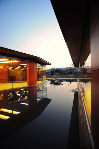 Das Wasserbecken zwischen den Baukörpern sorgt bei Nacht für eine besondere Atmosphäre. - In ho Lee