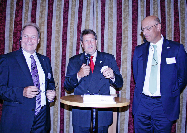 Podiumsdiskussion "Zwei bei Tschorn": Ulrich Sieberath und Christian Niemöller (r.) geben technische und jursistische Tipps. In der Mitte VFF-Geschäftsführer Ulrich Tschorn - Matthias Rehberger, GLASWELT