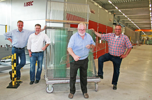 Ein Besuch der Werkstatt von Energy Glas rundet die Lisec Technologietage ab. Im Bild das Führungsteam des ISO-Herstellers (v.l.): Elmar Dohmann, Mirco, Hans und Kai Franke. Im Hintergrund die Lisec-Vorspannanlage für Dünnglas, die in die ISO-Fertigung integriert ist. - Matthias Rehberger, GLASWELT