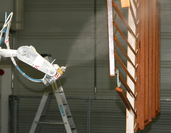 Die Geschwindigkeit der bestehenden Lackierroboter, die gerade einmal ein halbes Jahr in Betrieb sind, sei nicht ausreichend und “auch hier suchen wir noch nach einer schnelleren Lösung,“ erklärt Taig. - Daniel Mund / glaswelt.de - © Daniel Mund / glaswelt.de
Die Geschwindigkeit der bestehenden Lackierroboter, die gerade einmal ein halbes Jahr in Betrieb sind, sei nicht ausreichend und “auch hier suchen wir noch nach einer schnelleren Lösung,“ erklärt Taig. - Daniel Mund / glaswelt.de - © Daniel Mund / glaswelt.de