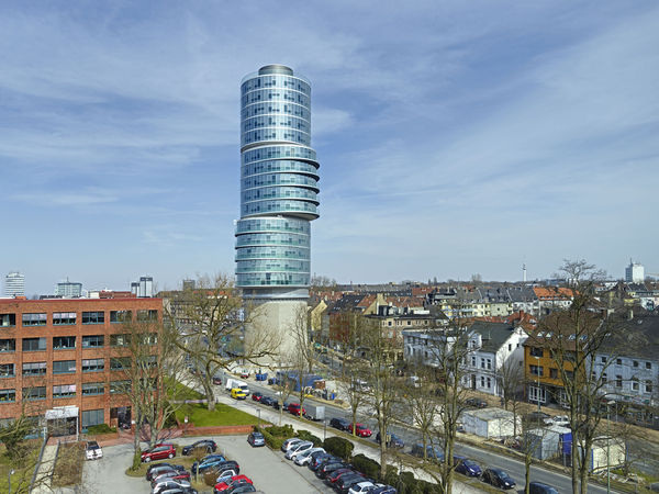 Der Turm ist das höchste Gebäude in Bochum. Die Teilbeschichtung der Turmverglasung mit ipachrome design von Interpane sorgt vor allem auf der Südseite für zusätzlichen Sonnenschutz. - Fotodesign Andreas Braun