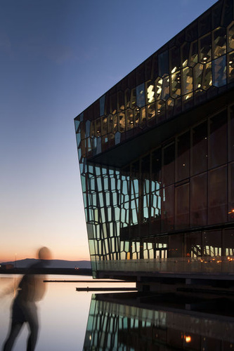 Die “Harpa“ Konzerthalle in Reykjavík wurde mitten im alten Hafen der isländischen Hauptstadt errichtet und öffnet sich mit seiner Fassade dabei auch zum Meer hin. Die Gläser stammen von Scholl Glas. - Nic Lehoux - © Nic Lehoux
