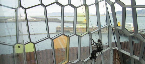 Die dreidimensionalen Glas-Elemente der Fassade sind auf der Außenseite aus 12 mm dickem VSG im 3-fach-Verbund ausgeführt. - Nic Lehoux