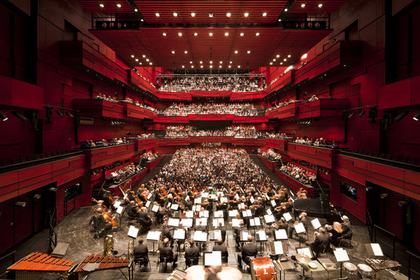 Der große Konzertsaal beeindruckt durch seine Größe und die in Rot gehaltene Aussattung. - Nic Lehoux - © Nic Lehoux
