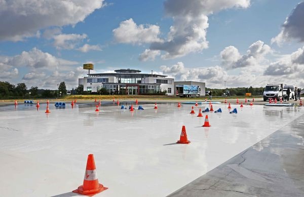 An der Station Fahrdynamik stehen die dynamischen Reaktionen des Fahrzeugs wie Unter- oder Übersteuern in Grenzsituationen auf dem Trainingsprogramm - Mercedes Benz - © Mercedes Benz
An der Station Fahrdynamik stehen die dynamischen Reaktionen des Fahrzeugs wie Unter- oder Übersteuern in Grenzsituationen auf dem Trainingsprogramm - Mercedes Benz - © Mercedes Benz
