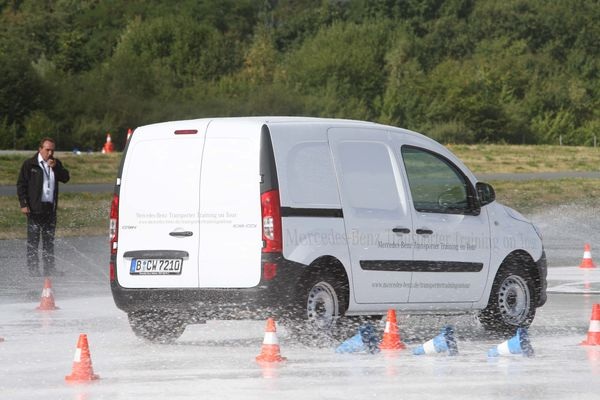 Bei der Station Fahrtechnik werden Bremsmannöver bei unterschiedlichen Fahrbahnbedingungen und vor Hindernissen zur Reaktionsverbesserung im Alltag geprobt. - Mercedes Benz - © Mercedes Benz
