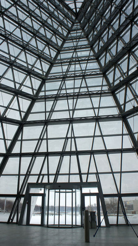 Die Glasscheiben der Foyerfassade sind puzzleartig angeordnete Einzelstücke (Gesamtfläche von 2850 m²). Sie wurden auf einem Stahlgerüst angebracht und mit einem Pfosten-Riegel-System fixiert. - DuPont