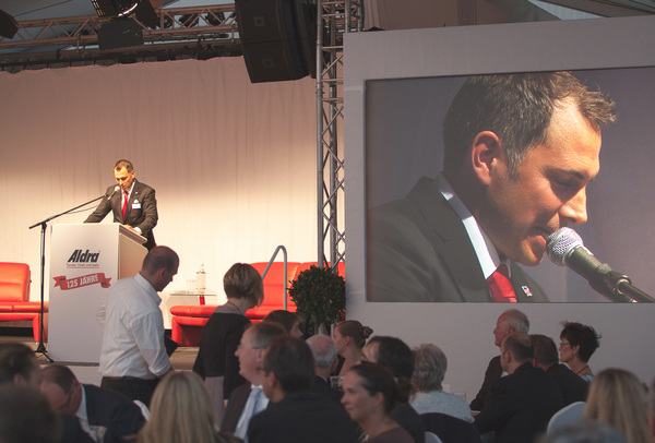 Aldra-Geschäftsführer Jan-Peter Albers in seiner Eröffnungsrede des Festabends - Rainer Hardtke / GLASWELT