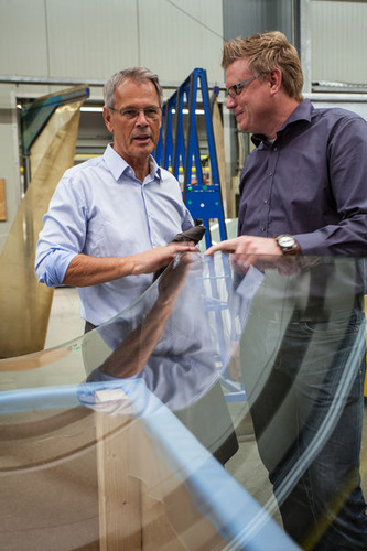 Hermann Schüller (l.), und Alexander Nagel, kaufmännischer Niederlassungsleiter bei Finiglas, dem Biegespezialisten der Semcoglas-Gruppe. - Rainer Hardtke / GLASWELT