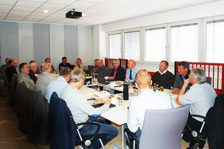 22 Sachverständige aus dem Torbereich diskutierten sehr intensiv über das Thema Kraftmessung bei der jährlichen Prüfung - © ASO
22 Sachverständige aus dem Torbereich diskutierten sehr intensiv über das Thema Kraftmessung bei der jährlichen Prüfung - ASO