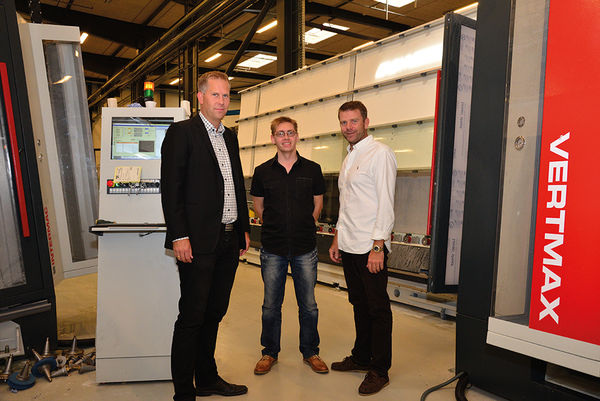 Christian Larsen (r.) erkannte auf der Glasstec 2012 die enormen Verbesserungen an Performance, Flexibilität und die Vielseitigkeit, die das neu vorgestellte vertikale Intermac Vertmax Bearbeitungszentrum für seine Produktion bringen konnte, und orderte es als erster Glasverarbeiter in Europa — gleich zwei Stück. Mitte: Thomas Fisker-Jepsen, IT-Leiter bei Glas Eksperten, und Pontus Levin, Direktor A+W Skandinavien und Vertriebsbetreuer von GLASEKSPERTEN. - A+W