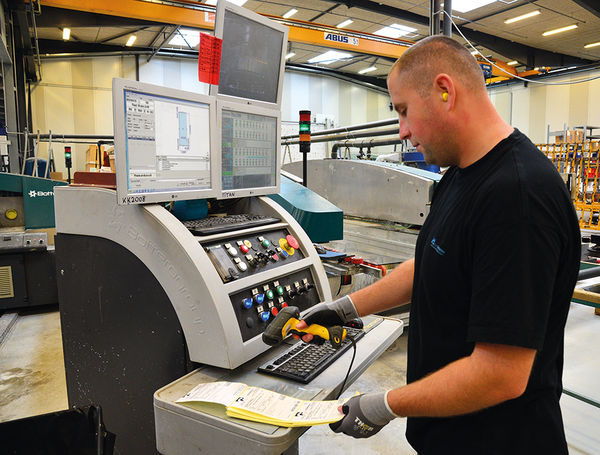 Der Bottero Double Edger empfängt seine Daten online über das A+W Fertigungssystem. Der Maschinenführer lässt sich per Barcodelesung eine maßstabsgetreue CAD-Zeichnung der Scheibe anzeigen. Dank CAM-DXF sind zum Start der Bearbeitung keine Programmierschritte mehr nötig. - A+W