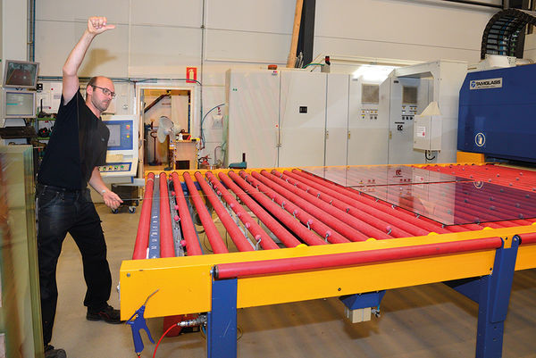 Auch am Tamglass ESG-Ofen hilft das vernetzte A+W Production System bei der Scheibenidentifikation. Es garantiert die korrekte Ofenbettbelegung und ermöglicht bei Bedarf den schnellen Nachschnitt von Bruchscheiben. - A+W