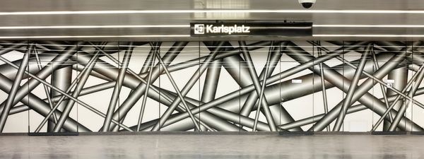 Die Wände mit ihren 180 Glaspaneelen in der Wiener U-Bahnstation wurden von dem Künstler Peter Kogler gestaltet. Der Glasdruck stammt von AGC Interpane. - Wiener Linien GmbH / AGC Interpane