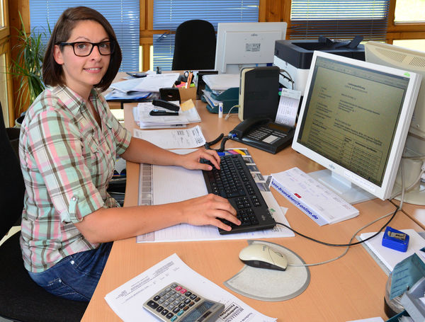 KÖWA-Mitarbeiterin Nadine Mayer: “Es waren einige Wochen harter Arbeit, die Leistungserklärungen für KÖWA Standardprodukte ins System einzugeben. Die Basis ist nun geschafft — der Rest wird weitgehend automatisch von den BPV-Funktionen in der ERP-Software A+W Business erledigt.” - A+W