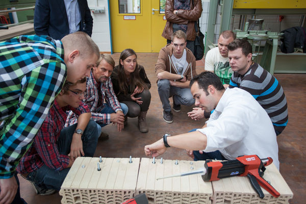 Mitarbeiter von Hilti erläuterten die unterschiedlichen Dübelbefestigungen und deren Vor- und Nachteile. - Rainer Hardtke, GLASWELT