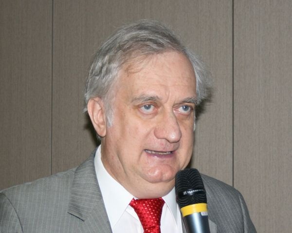 Prof. Feist: “Im Grunde gehört der Alu-Abstandhalter verboten. Der positive Effekt durch die Warme Kante ist so groß, dass es zum gängigen System werden muss.“ - Matthias Rehberger, GLASWELT