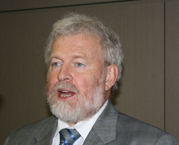 Prof. Franz Feldmeier: "Bei der (energetischen) Bewertung eines Fensters spielt die Orientierung eine entscheidende Rolle und hat den selben Stellenwert, wie die Klimazone, in der es eingebaut wird." - Matthias Rehberger, GLASWELT - © Matthias Rehberger, GLASWELT
Prof. Franz Feldmeier: "Bei der (energetischen) Bewertung eines Fensters spielt die Orientierung eine entscheidende Rolle und hat den selben Stellenwert, wie die Klimazone, in der es eingebaut wird." - Matthias Rehberger, GLASWELT - © Matthias Rehberger, GLASWELT