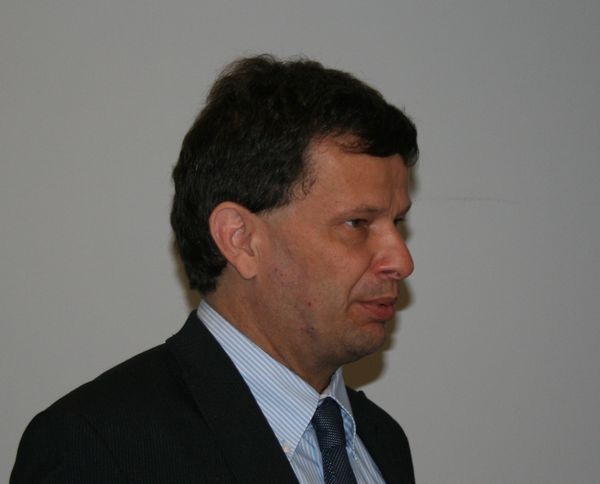 Dr. Wolfgang Wittwer von Kömmerling Chemie stellte den Weg und den Aufwand vor, um ein Rechenmodell für den Randverbund zu finden. - Matthias Rehberger; GLASWELT