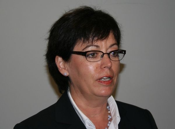 "Wir wollen doch keinen thermischen Kurzschluss, deshalb brauchen wir die Warme Kante", so Referentin Ingrid Quel vom BF-Arbeitskreis Warme Kante. - Matthias Rehberger, GLASWELT