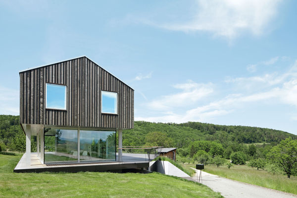 Klare Linien und die roh belassenen Werkstoffe Beton, Holz, Aluminium, Glas, Stahl und Naturstein zeichnen das Gebäude aus. - Georg D.W. Callwey GmbH - © Georg D.W. Callwey GmbH
