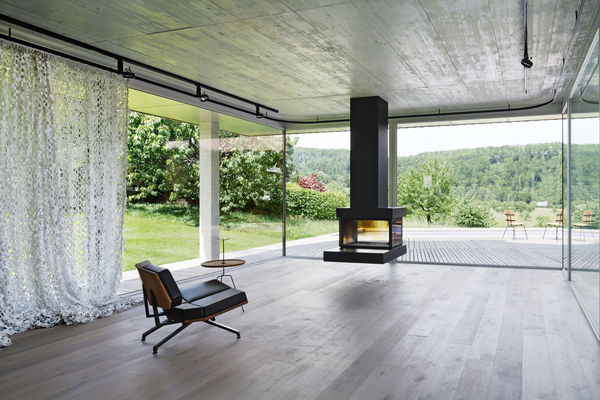 Fließender Übergang von innen nach außen: Die voll verglasten Wände im Erdgeschoss erlauben einen weit schweifenden Blick in die umgebende Landschaft. - Georg D.W. Callwey GmbH