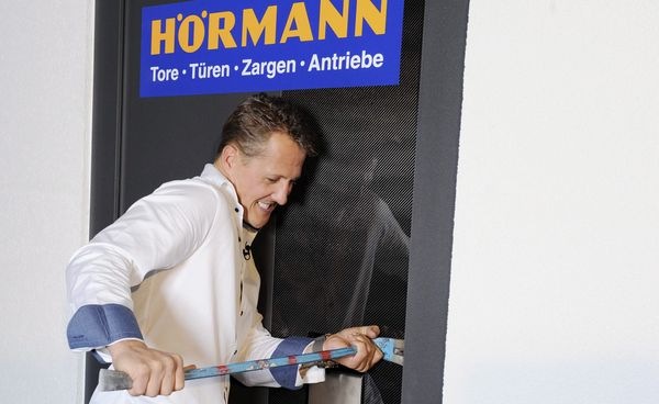 Beim Versuch, die neue Haustür ThermoCarbon aufzubrechen, musste Michael Schumacher aufgeben: “Diese Tür ist unkaputtbar!“ - © Hörmann
Beim Versuch, die neue Haustür ThermoCarbon aufzubrechen, musste Michael Schumacher aufgeben: “Diese Tür ist unkaputtbar!“ - Hörmann