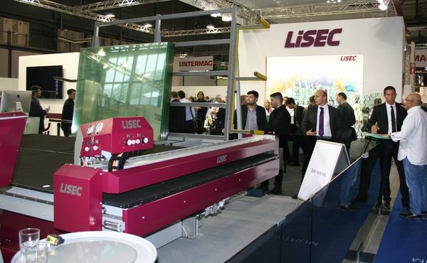 Großes Besucherinteresse an einer neuen Generation von Schneidanlagen am Stand von Lisec. - Matthias Rehberger, www.glaswelt.de - © Matthias Rehberger, www.glaswelt.de
Großes Besucherinteresse an einer neuen Generation von Schneidanlagen am Stand von Lisec. - Matthias Rehberger, www.glaswelt.de - © Matthias Rehberger, www.glaswelt.de