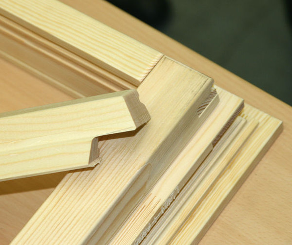 Interessiert wurde auch diese Detaillösung von den Teilnehmern aufgenommen: in der Maschinenhalle konnte man einen geklebten hölzernen Wetterschenkel begutachten, der in den Flügel eingeschoben und geklemmt wird. - Daniel Mund