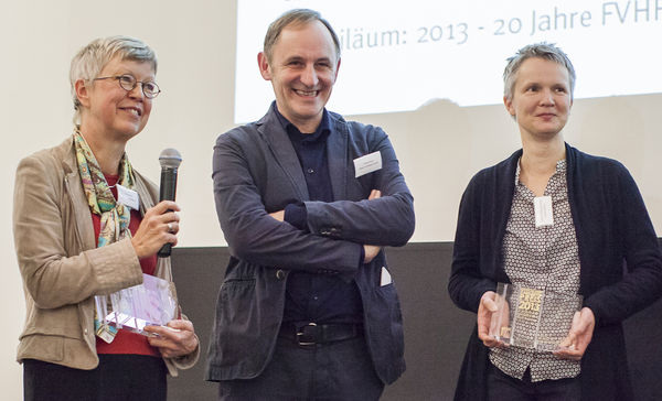 Die Gewinner des Fassadenpreises 2013: Architekt Volker Staab (Mitte) freut sich mit Ellen Göbel (links, Kanzlerin Hochschule Darmstadt) und Angelika Egner (Projektleiterin Staab Architekten) über den Deutschen Fassadenpreis für VHF 2013. - FVHF / Christian Christes