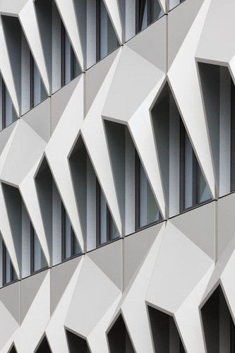 Das Siegerprojekt überzeugte die Fachjury mit seiner außergewöhnlichen Fassadengestaltung. - Werner Huthmacher, Berlin - © Werner Huthmacher, Berlin
Das Siegerprojekt überzeugte die Fachjury mit seiner außergewöhnlichen Fassadengestaltung. - Werner Huthmacher, Berlin - © Werner Huthmacher, Berlin