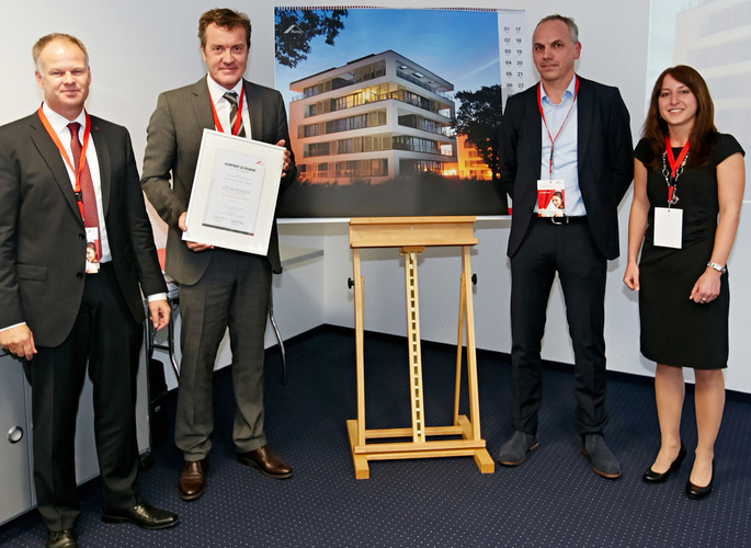 Ulrich Schmidt, (links neben dem Kalender-Motiv), Geschäftsführer von IP-Company, Visbek war zusammen mit dem zuständigen Bereichsleiter Burkhard Bramlage (rechts vom Bild) nach Leinfelden angereist. - Roto