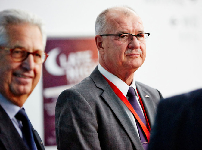 Die Fenster- und Türenbranche trägt wesentlich dazu bei, die Wohn- und Lebensqualität der Menschen zu erhöhen. Das hob Dr. Eckhard Keill in seinem Statement hervor. “Das sollten wir uns alle positiv bewusst machen“, erklärte der Roto-Chef. - Roto - © Roto
Die Fenster- und Türenbranche trägt wesentlich dazu bei, die Wohn- und Lebensqualität der Menschen zu erhöhen. Das hob Dr. Eckhard Keill in seinem Statement hervor. “Das sollten wir uns alle positiv bewusst machen“, erklärte der Roto-Chef. - Roto - © Roto
