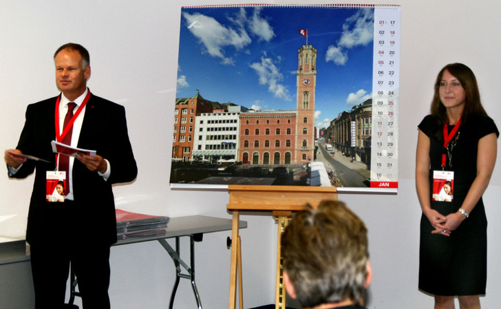 12 mal hieß es “And the winner is...“. Stefanie Kopp, Leitung Marketing Zentraleuropa, und Volker Fitschen beglückwünschten im Januar- bis Dezember-Kalenderrhythmus die Fenster- und Türprofis, die zu den Kalendermotiven beigetragen hatten. - Daniel Mund / GLASWELT