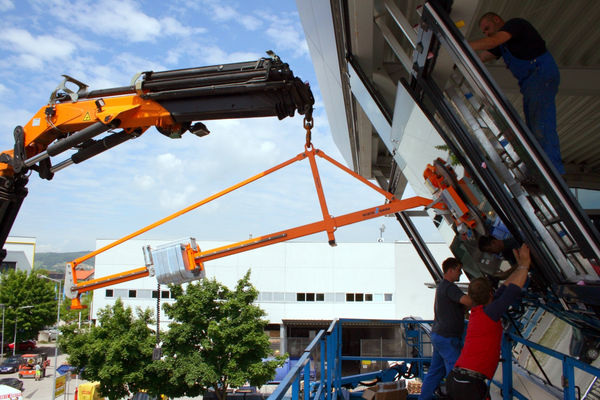 Bei der Montage von “gängigen“ Formaten reichen universell einsetzbare Vakuumheber bis 600 kg Trag­fähigkeit aus. Durch Zusatzoptionen lassen sich auch einfachere Vakuumheber für anspruchsvolle Montagearbeiten “aufrüsten“.