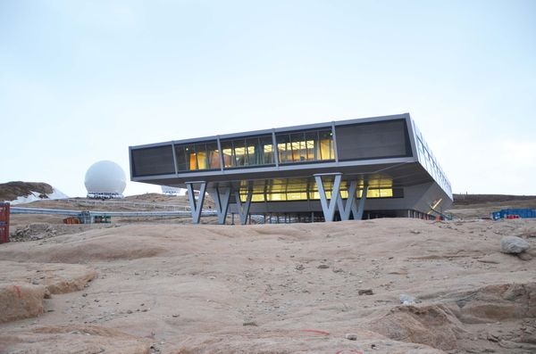 Auf Stahlstützen gebaut und windschnittig geformt trotzt die Station Schneeverwehungen und Stürmen mit Windgeschwindigkeiten von über 250 km/h. - IMS/bof architekten GbR