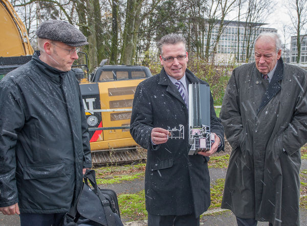 Dirk Holzki (Mitte), profine Verkaufsleiter Deutschland Nord, beschreibt im leichten Schneetreiben die Herstellung eines Recycling-Fensterprofils; links Michael Vetter, Rewindo-Geschäftsführer, und rechts Manfred Catrin, erster stellvertretender Bürgermeister von Troisdorf - Rainer Hardtke / GLASWELT