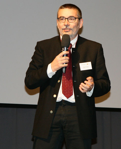 © Daniel Mund / glaswelt.de Bildunterschrift: Peter Schober von der
Holzforschung Austria
© Daniel Mund / glaswelt.de Bildunterschrift: Peter Schober von der
Holzforschung Austria