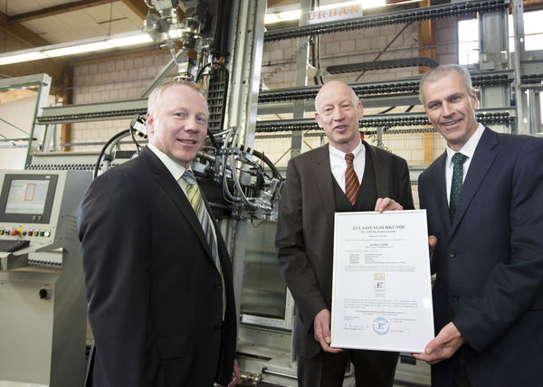 Im Rahmen einer Feierstunde am 26. Februar 2014 überreichten Dr. Peter Mrosik, geschäftsführender Gesellschafter profine (r.) und Michael Merkle, Kömmerling Chemische Fabrik (l.) die Zulassungsurkunde nach RAL-GZ 716/1 dem Geschäftsführer der Heinrich Meyer-Werke, Volker Meyer.