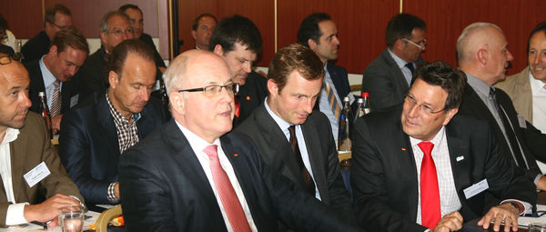 Volker Kauder wird gerade angekündigt uns steht schon in den Startlöchern für seine Rede. - Daniel Mund / glaswelt.de