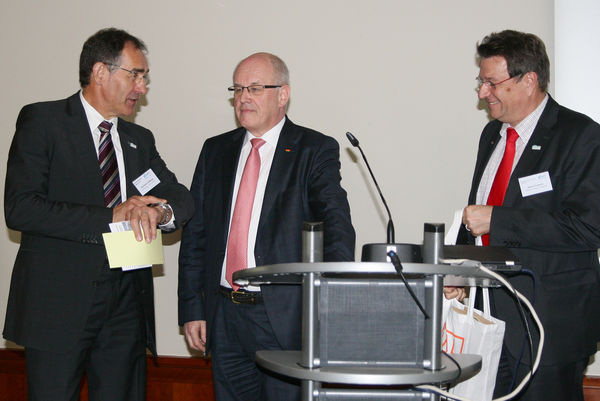 Bernhard Helbing, Volker Kauder und Ulrich Tschorn bei der Verabschiedung. - Daniel Mund / glaswelt.de - © Daniel Mund / glaswelt.de
