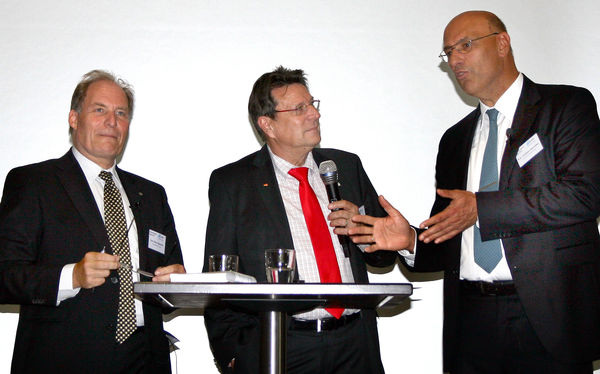 Zwei (Prof. Sieberath, l., und Prof. Niemöller, r.) bei Ulrich Tschorn - Daniel Mund / glaswelt.de - © Daniel Mund / glaswelt.de
