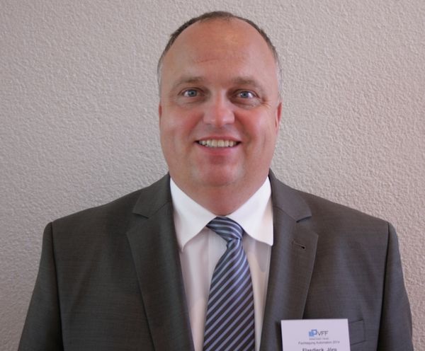 Marktforscher Jörg Flasdieck: "Frauen stehen der Gebäudeautomation offener gegenüber, als Männer, das ist wichtig für das Verkaufsgespräch. Foto: Matthias Rehberger, www.glaswelt.de Marktforscher Jörg Flasdieck: "Frauen stehen der Gebäudeautomation offener gegenüber, als Männer, das ist wichtig für das Verkaufsgespräch. Foto: Matthias Rehberger, www.glaswelt.de