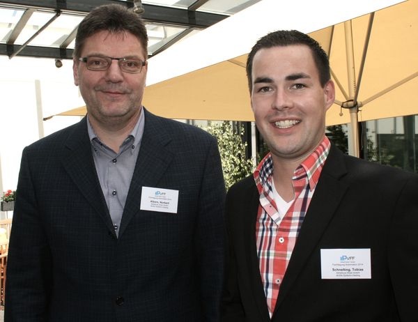 Es gab sie doch: Fensterbauer Norbert Albers (li.), Athleticos West, und Kollege Tobias Schnelting wollten sich über neue Automationslösungen informieren. Foto: Matthias Rehberger, www.glaswelt.de Es gab sie doch: Fensterbauer Norbert Albers (li.), Athleticos West, und Kollege Tobias Schnelting wollten sich über neue Automationslösungen informieren. Foto: Matthias Rehberger, www.glaswelt.de