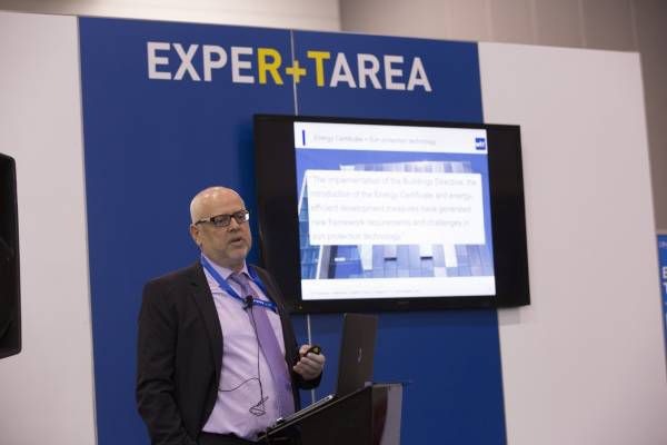 Die mit internationalen Experten besetzte ExpeR+T Area hat den Besuchern, wie z.B. bei Keynote Speaker Olaf Vögele mit seinem Vortrag zur wichtigen Rolle des Sonnenschutzes bei der Gebäudeplanung, interessanten Input geliefert. - Landesmesse Stuttgart